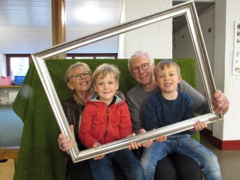 Großeltern mit Enkelkindern beim Großeltern-Nachmittag in der Fröbelkita